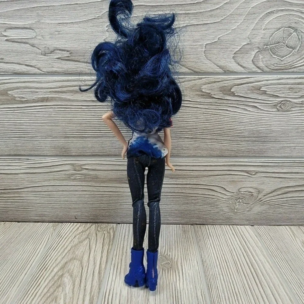 Disney Descendants Evie Doll‎ Blue Hair Fashion Outfit Boots Isle of the Lost